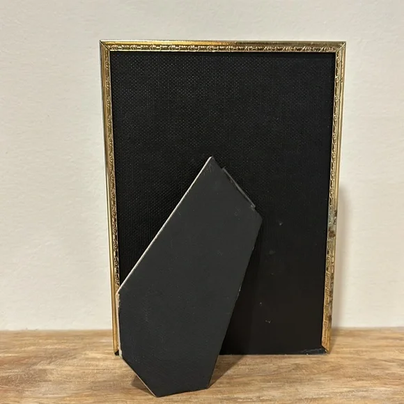 Two 5x7 inch vintage gold frames - Picture 4 of 9